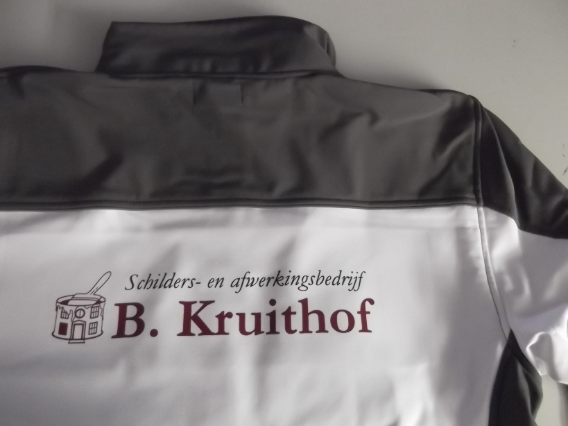 shirt met gekleurd logo